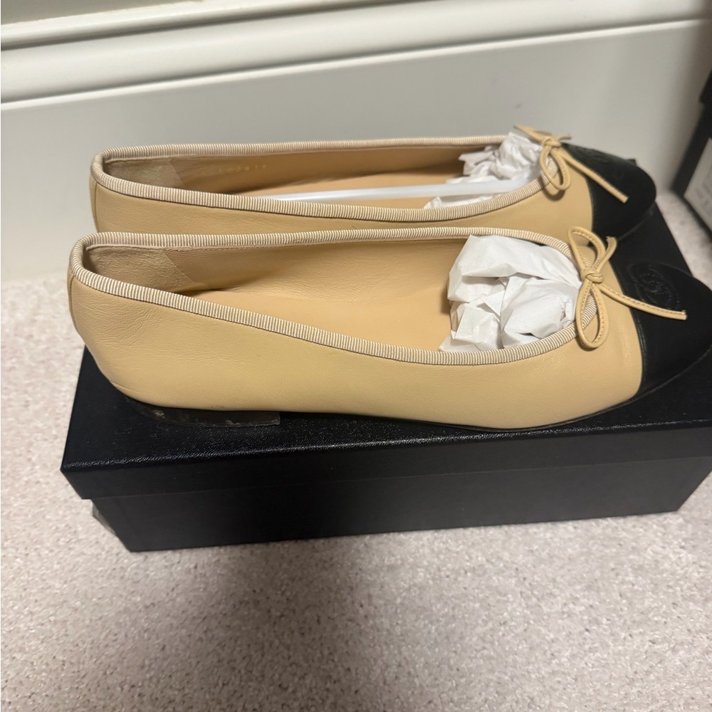 CHANEL Two-Tone Beige and Black Cap-Toe Leather Ballet Flats - Picture 2 of 5